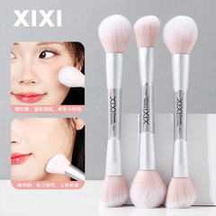 Xixi軽い羽の顔のダブルヘッドの化粧ブラシは、ミニ携帯化粧道具のハイライトブラシで顔を整えます。
