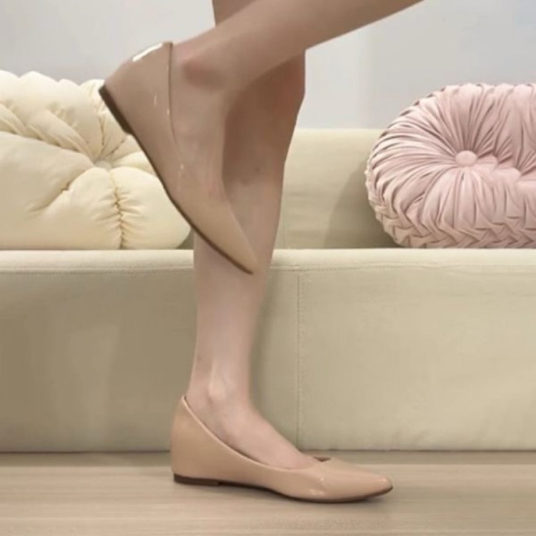 2026 verano nuevo desnudo negro de dos colores esmalte de cuero de cabeza de punta de boca superficial zapatos de sola sola plana para mujeres viajeros versátiles suela suave no