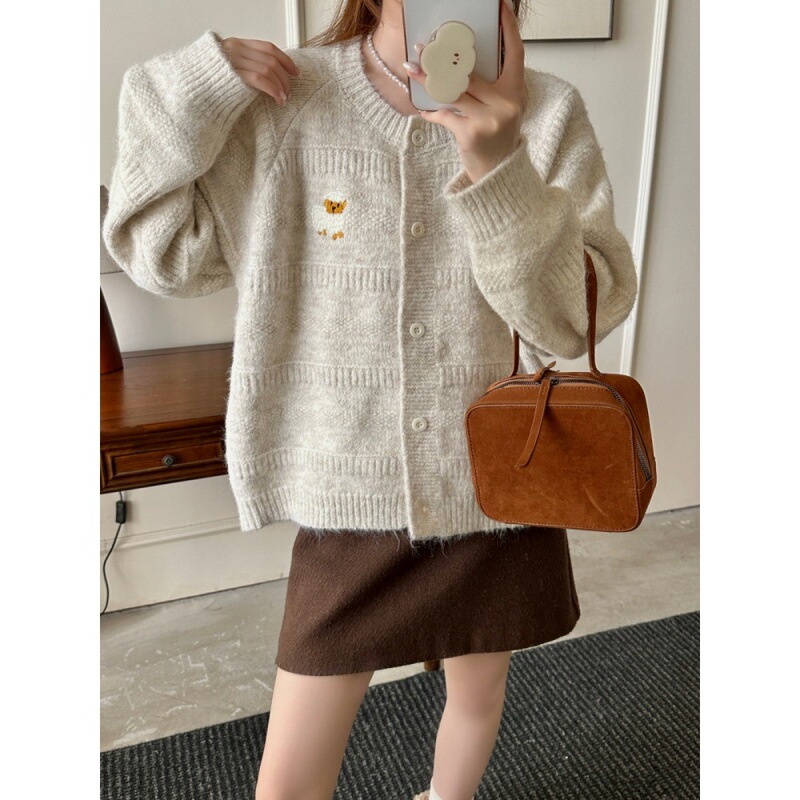 Wood Four Autumn/Winter Retro Lazy Style Lambswool Embroidered Knit Cardigan Women's Loose Soft Sweater Coat M7496 Wood Four Autumn/Winter Retro Lazy Style Lambswool Embroidered Knit Cardigan Women's Loose Soft Sweater Coat M7496