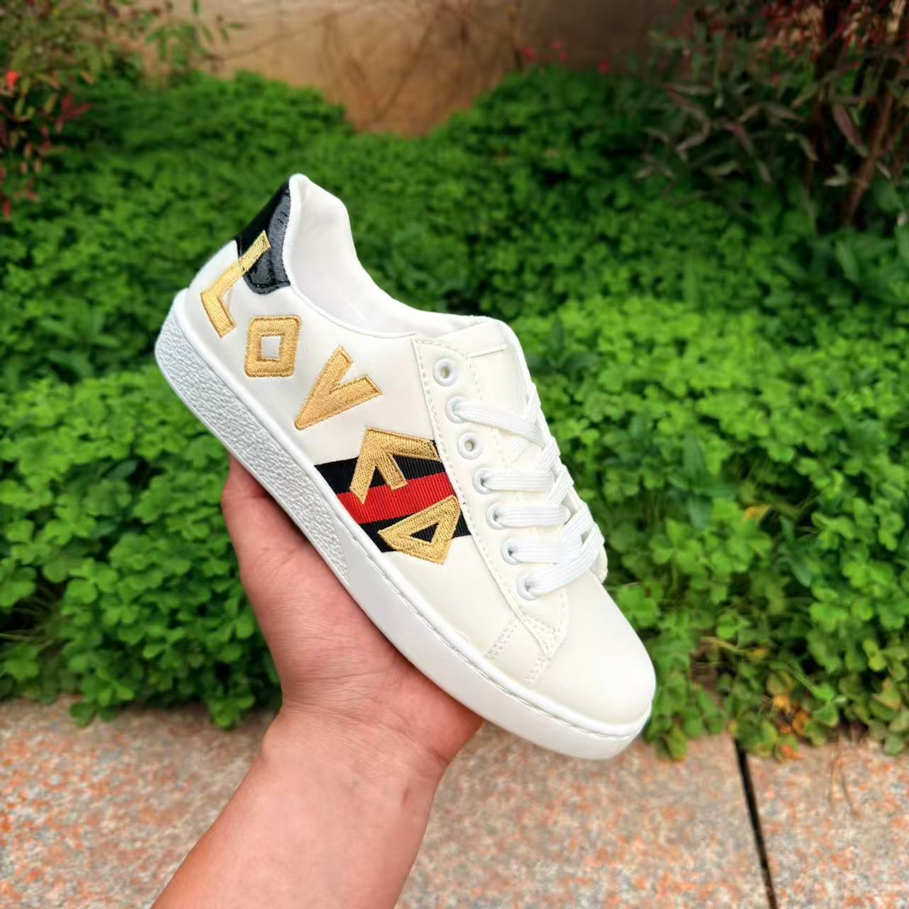 Bee Europa marca de moda bordada zapatos blancos ligeros de lujo con suela gruesa de moda para hombres zapatos deportivos de skate de estilo universal zapatos casuales
