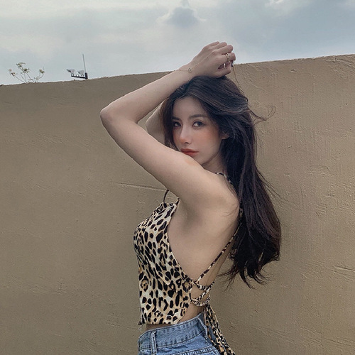 Summer trendy women's leopard print backless crop top with straps, sexy and stylish street style for cool girls 2025