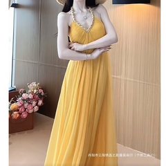 夏季新款时尚气质法式挂脖绑带减龄连衣裙长裙自带胸垫