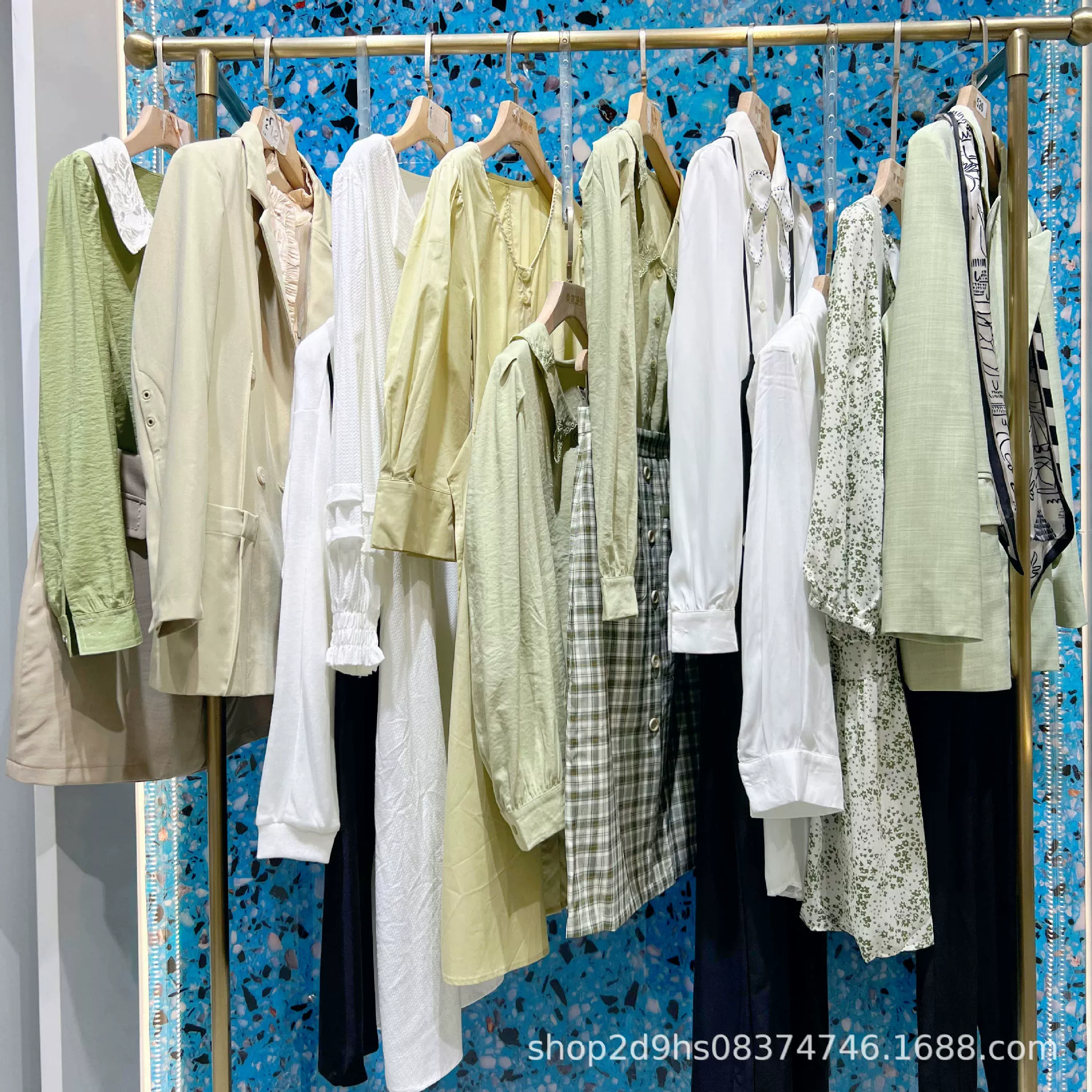 Распродажа осенней коллекции женской одежды, брендовые скидки, прямые поставки с фабрики, оптом, ассортимент.