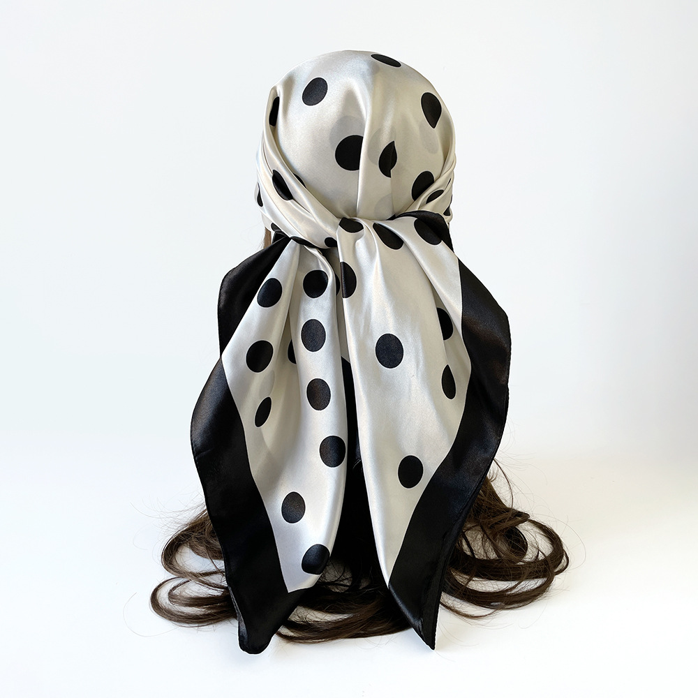 Lenço quadrado de seda sintética com bolinhas pretas e brancas, 90 cm, versátil, fino, para o verão, lenço de cabeça feminino decorativo para o pescoço._voghion.com