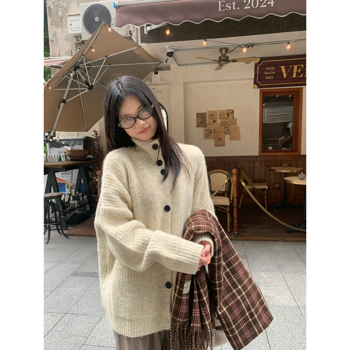 4006# Song Jung-eun's milk tea-colored loose-fitting cardigan sweater is effortlessly stylish, versatile, and incredibly beautiful.