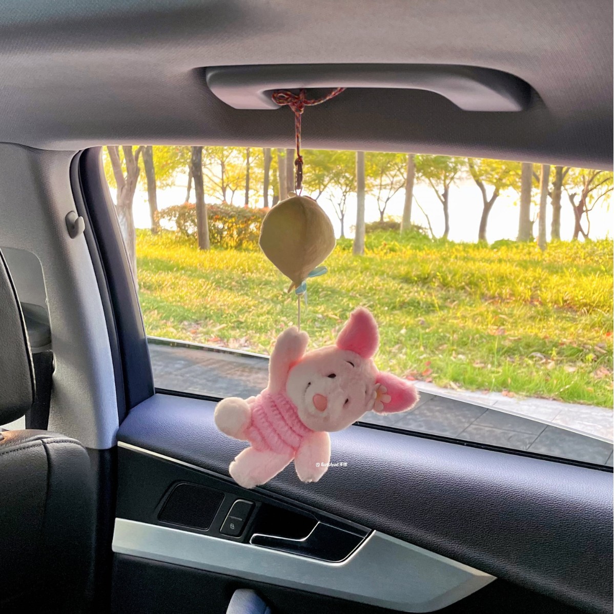 Nuevo automóvil creativo caricatura Piggy Pije colgante de automóvil espejo retrovisor colgante muñeca de peluche adornos de automóvil