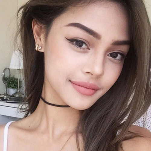 Chic, Cold, and Unique Design: Choker Necklace for Trendy and Aloof Girls, with a Focus on Clavicle Chain and Necklace Styles