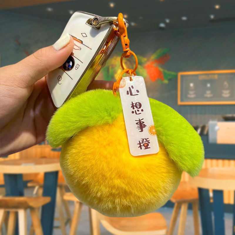 好柿は卸売りの鍵を掛けてぬいぐるみの人形のペンダントを掛けます。|undefined