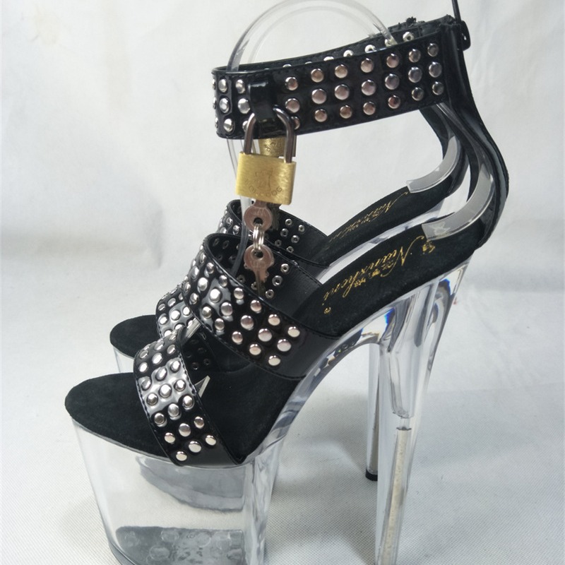 Sandalias de red de fiebre de hadas de estilo de tacones delgados remaches 2024 nuevos tacones grandes de verano europeos y estadounidenses