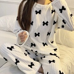 秋冬の丸首のゆったりとしたカジュアルな家庭服セットです。