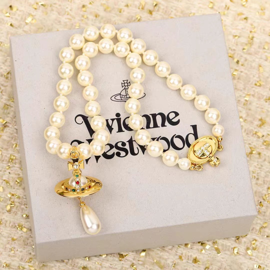 Golden necklace pearl with tassels