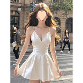 白色领吊带缎面连衣裙女夏季收腰千金名媛时尚高级感精致短裙子