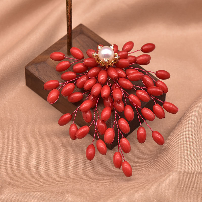 Broche de perlas naturales con borlas de bambú marino y flores, moda de alta gama, redondo y exquisito, broche de perlas estilo Chanel de alta calidad para mujer.
