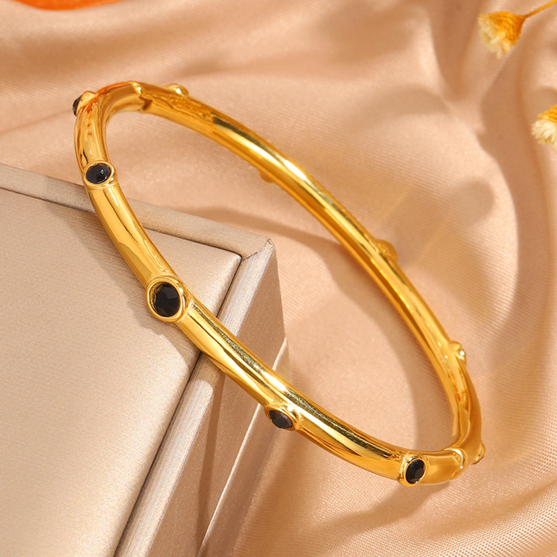 Mujeres de acero inoxidable diez pulseras de perforación galvanizadas de alta calidad 18k oro de moda pulseras de lujo ligeras joyas personales versátiles
