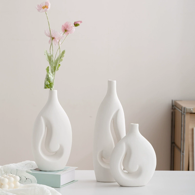 Белая простая керамическая ваза специальной формы с вырезами, маленькая, свежая, простая, современная, для гостиной, ТВ-шкафа, дома, в деревенском стиле