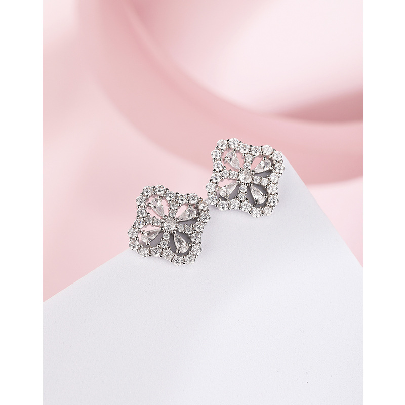 Pendientes de trébol de diamante completo para las mujeres 925 plata esterlina Luz de lujo de alto grado nicho diseño elegante pendientes de flores