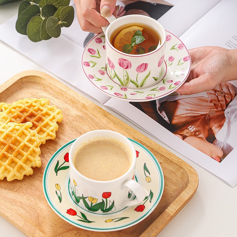 Taza y platillo de tulipán creativo Caja de regalo de alta gama Taza de mano Taza de café de cerámica Juego de platillos Taza de alto valor