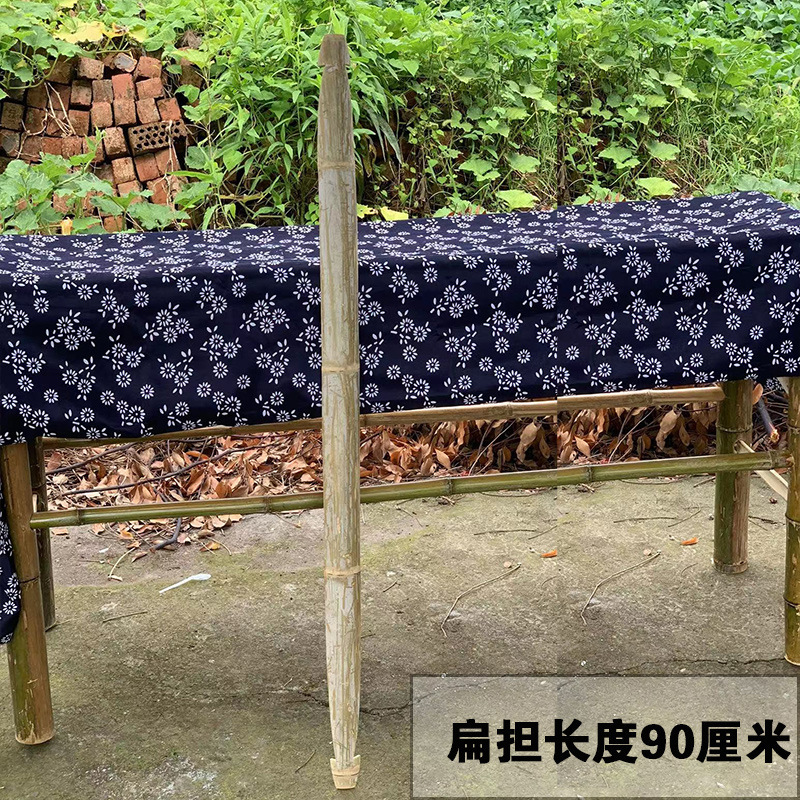 幼稚園の子供の小さい天びんの舞台の道具の子供は竹のかごのトランクの竹のおもちゃのゲームを演じます。|undefined