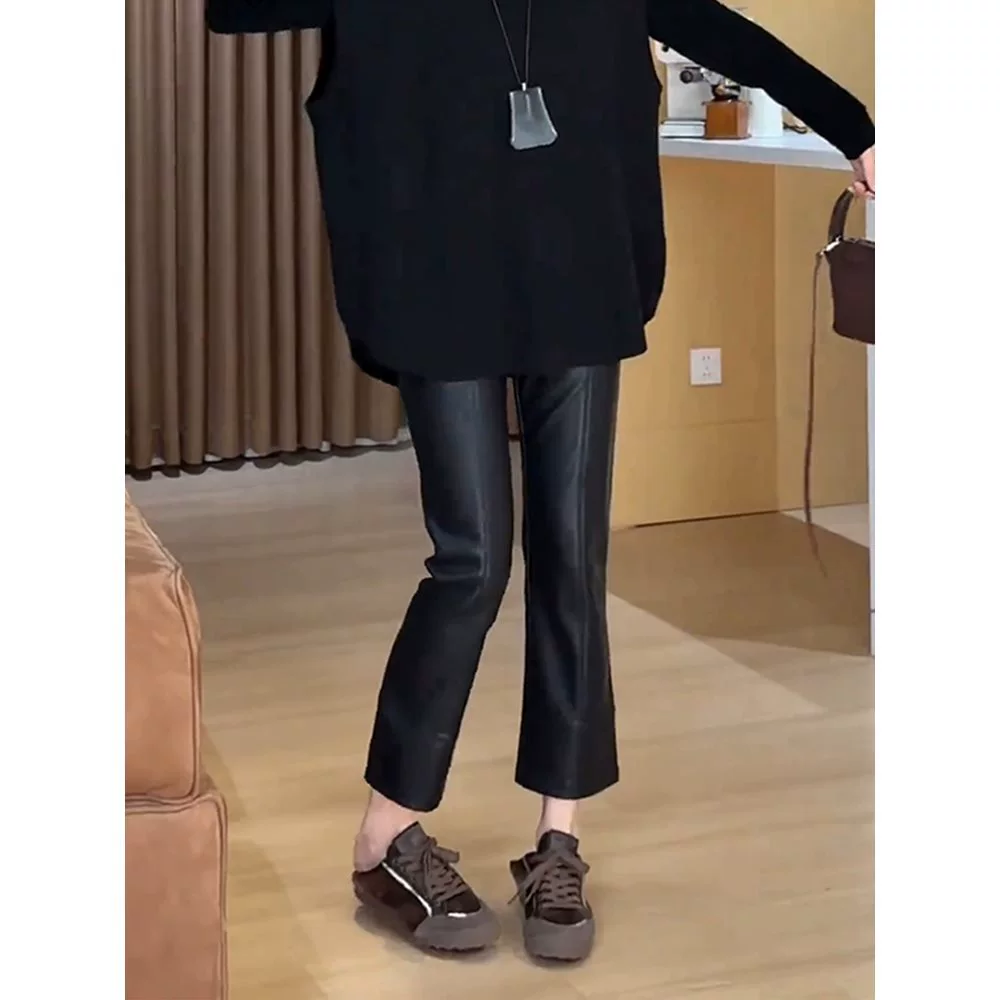 Черные блестящие кожаные брюки для женщин, осень-зима 2025, новый стиль, миниатюрные прямые повседневные укороченные расклешенные брюки грушевидной формы.