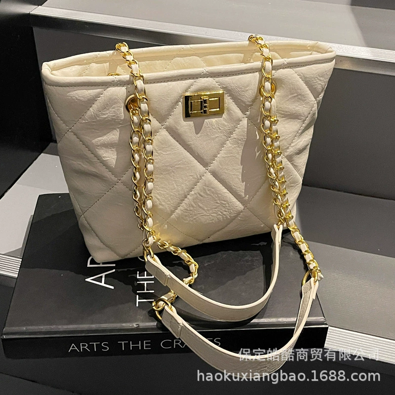 One-shoulder bag with diamond pattern, summer capacious shoulder bag, Chanel style, chain bag