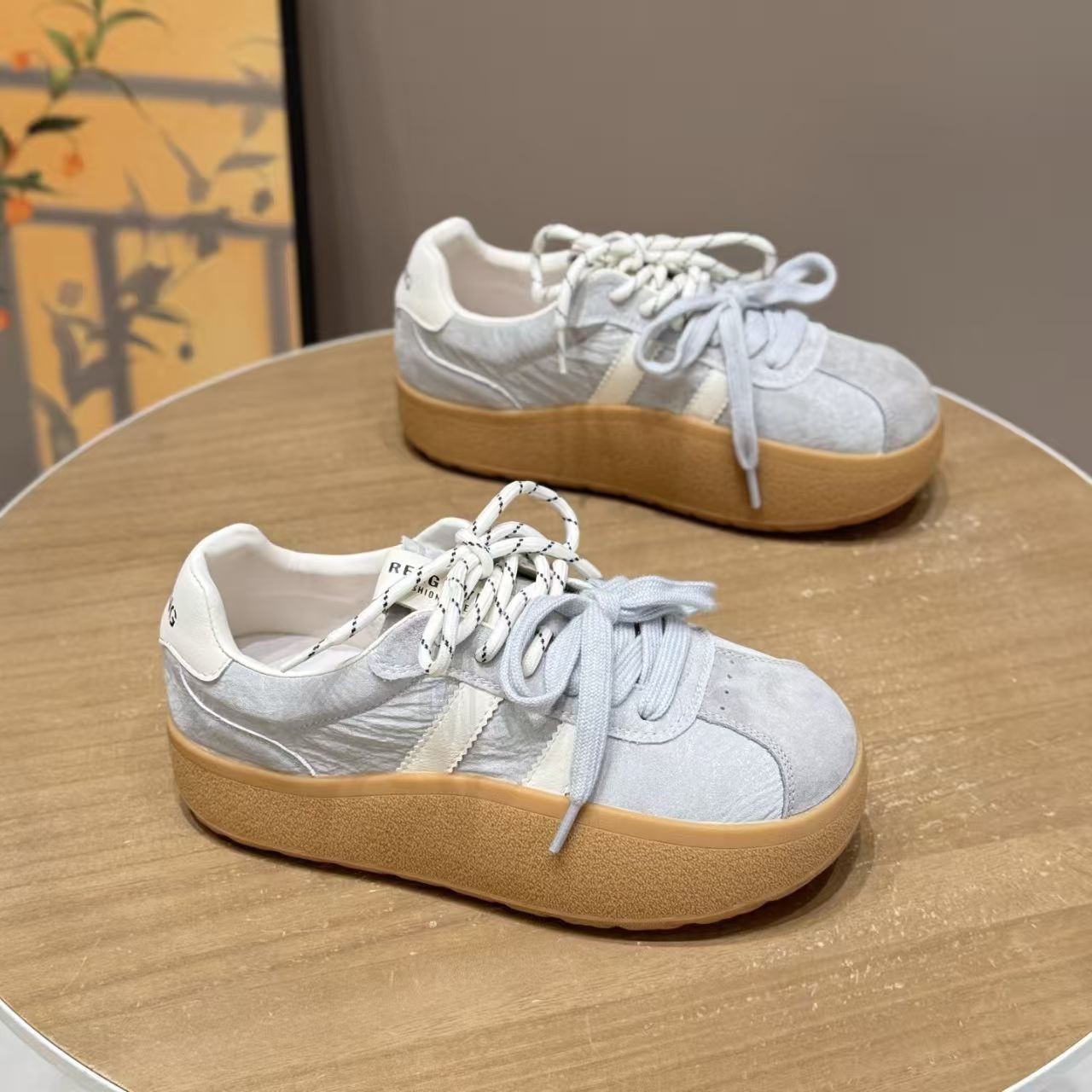 Zapatos de entrenamiento de estilo retrógrado con suela gruesa para mujeres primavera de 2026 nuevos zapatos deportivos casuales de estudiantes cómodos y transpirables.