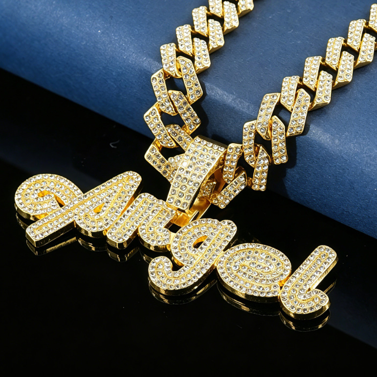 Europa y América Hip Hop material de aleación Ángel colgante de letras de diamantes completo collar de cadena cubana personalidad accesorios hipster