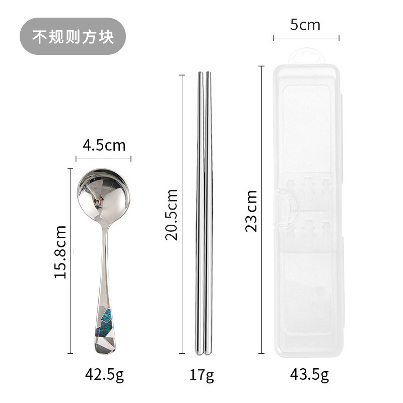 측면 버클 상자에 들어 있는 자연스러운 색상의 불규칙한 사각형 숟가락과 젓가락 2피스 세트