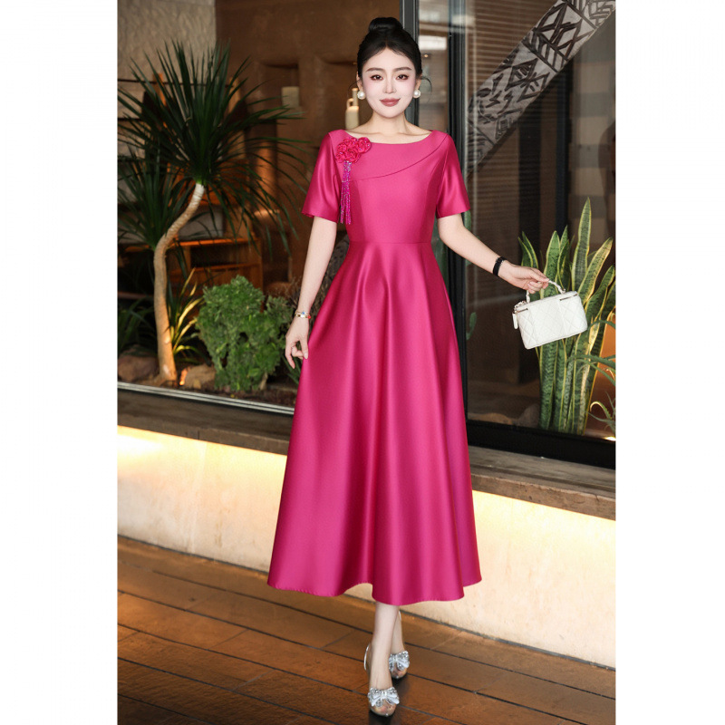 Elegant and Graceful Waist-Cinching Gown with a Large, Flowing Hem and Floral Collar, Suitable for Banquets, Weddings, and Evening Events, with a High-End Feel, Mid-Length Dress Elegant and Graceful Waist-Cinching Gown with a Large, Flowing Hem and Floral Collar, Suitable for Banquets, Weddings, and Evening Events, with a High-End Feel, Mid-Length Dress