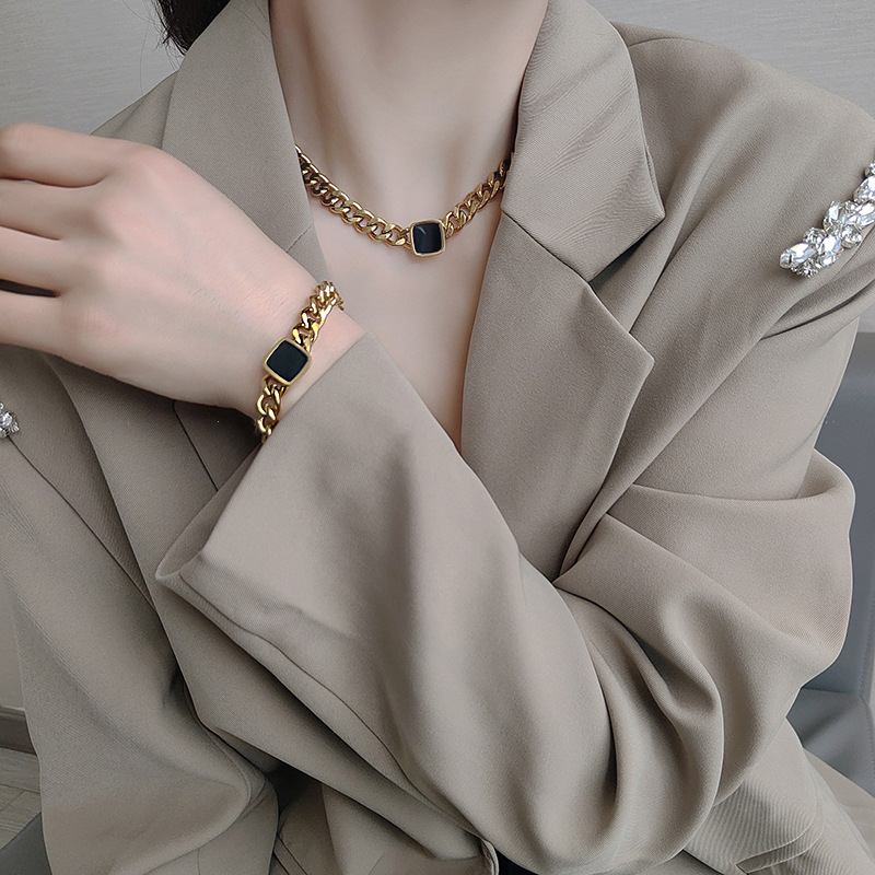 Style de créateur, personnalité exagérée, collier à chaîne épaisse en acier titane, bracelet à chaîne de clavicule carrée noire polyvalent de niche_voghion.com