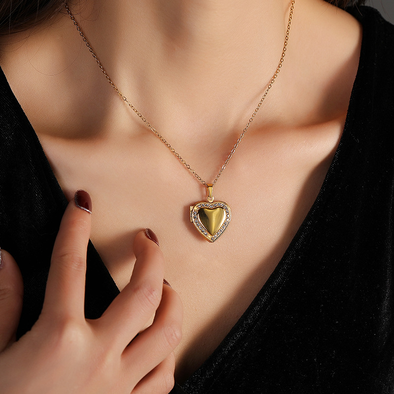 Titanium Steel Pendant Material Wholesale Jewelry Sweet Heart Shape Titanium Steel Rhinestones 18K Gold Plated Inlay Locket Necklace