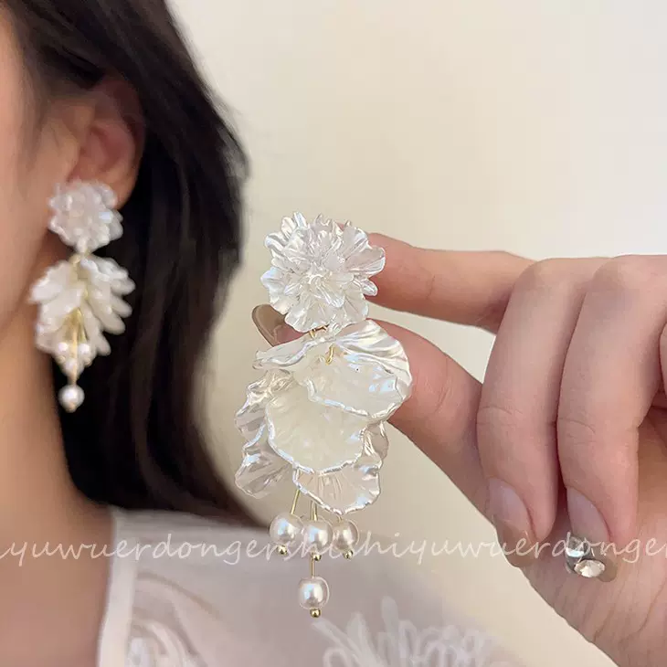 度假风夸张白色褶皱花朵耳钉复古优雅超仙设计花瓣流苏蚊香盘耳夹