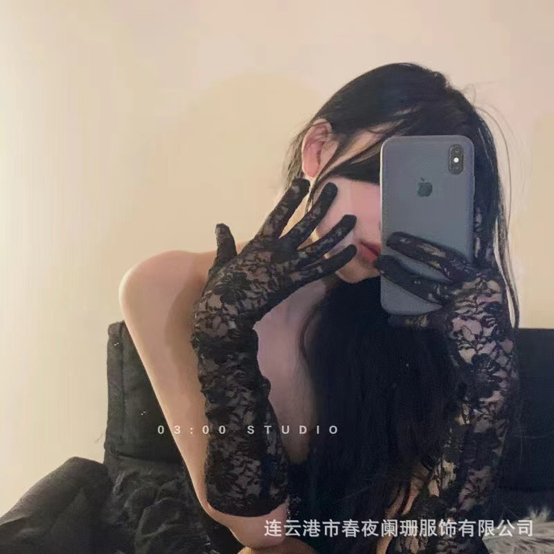 新型の韓範女団風手袋Lolitaレトロなネットの糸の花嫁は白黒レースの手袋を指してセクシーに写真を撮ります。