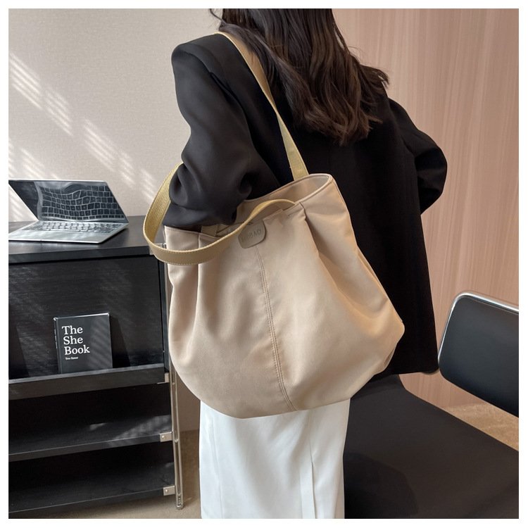 Femmes Grande Nylon Couleur Unie Style Classique Carré Fermeture Éclair Sac Sous Les Bras display picture 1