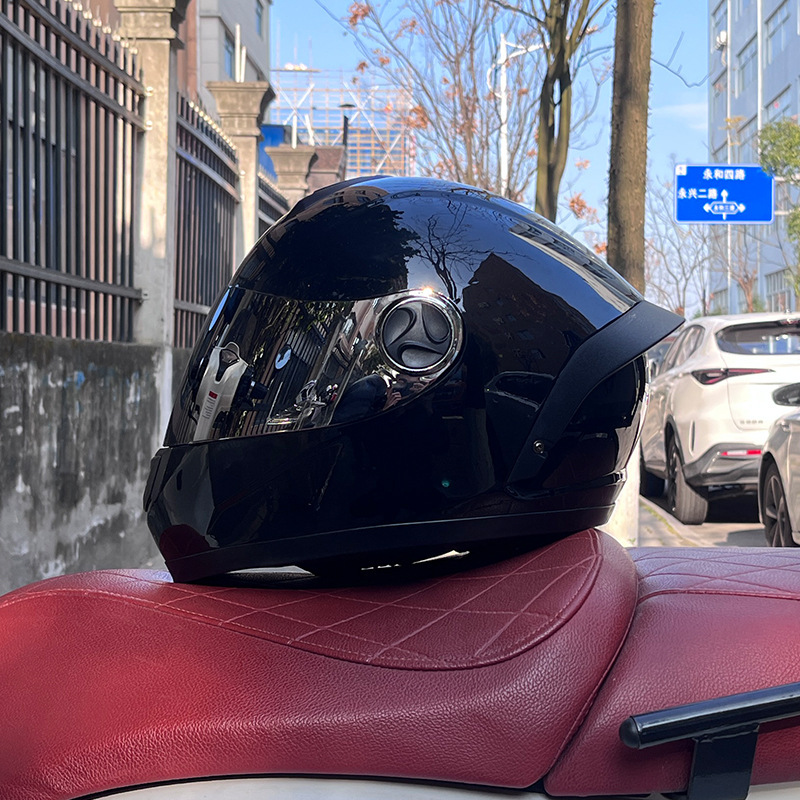 실버 도금으로 광택 처리된 블랙