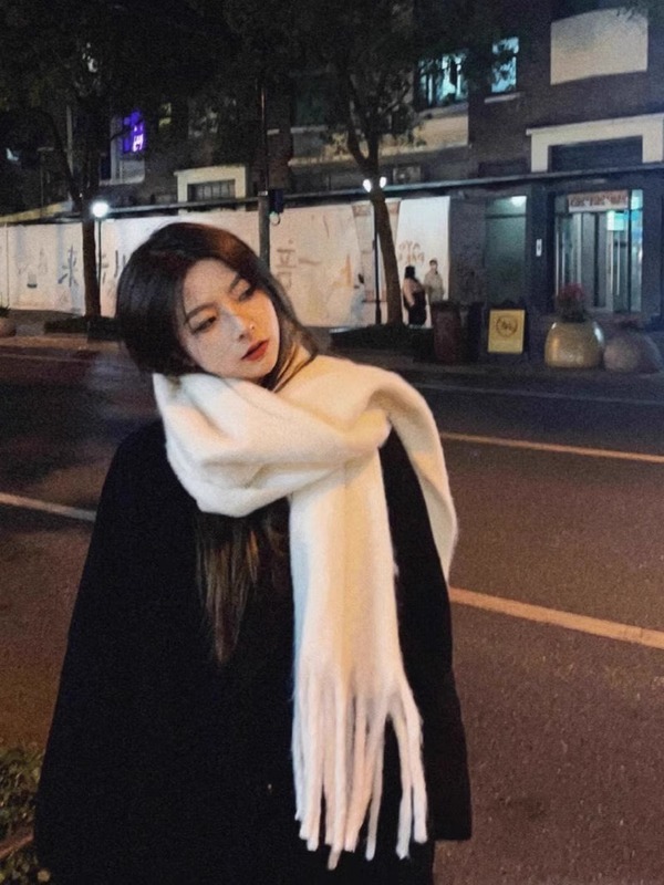 李一桐同款冬季氛围感加厚围巾女秋冬新款克莱因蓝马海毛围脖护脖|undefined