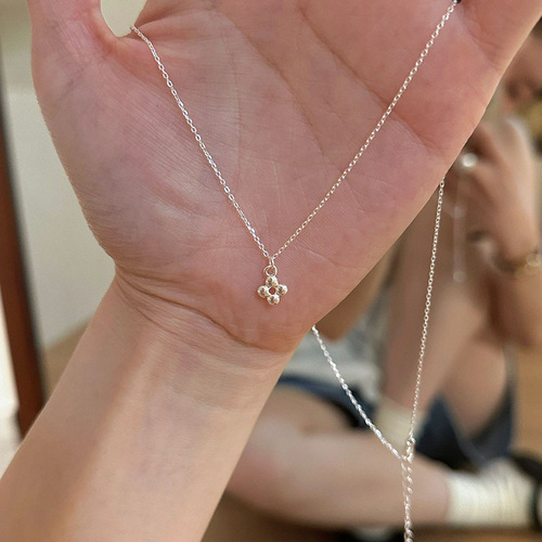 Niche Minimalist Four-Leaf Small Flower Necklace for Women, Versatile Fashion and Elegance, Hollow Flower Pendant Lockchain Same Style