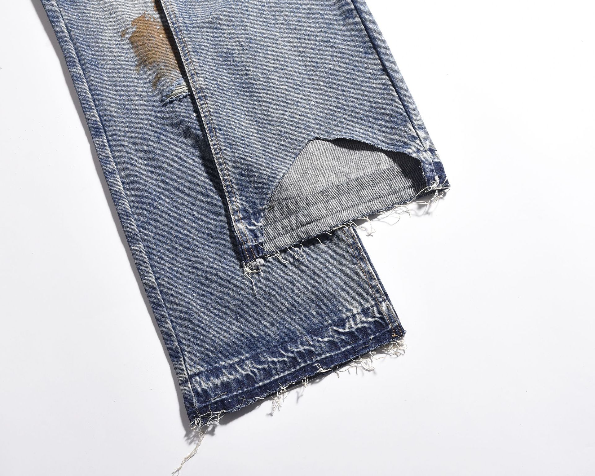 Herrenbekleidung High Street gewaschene, lockere, weit geschnittene ERD-Jeans im gleichen Stil mit ausgestelltem Bein_voghion.com