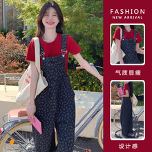 孕妇套装2025新款夏季休闲碎花牛仔背带裤+简约红色纯棉T恤两件套