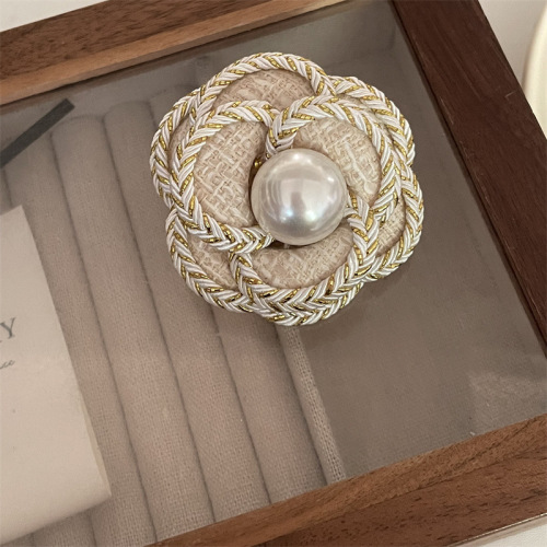 Fashionable medieval brooch pin niche retro camellia pearl corsage light luxury high-end small fragrance brooch for women
