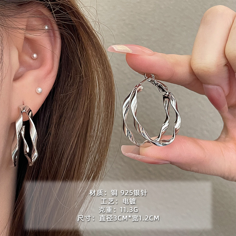 2025 nuevo estilo verano de moda anillo plateado círculo negro círculo fino temperamento europeo y americano aretes dorados de todo fósforo