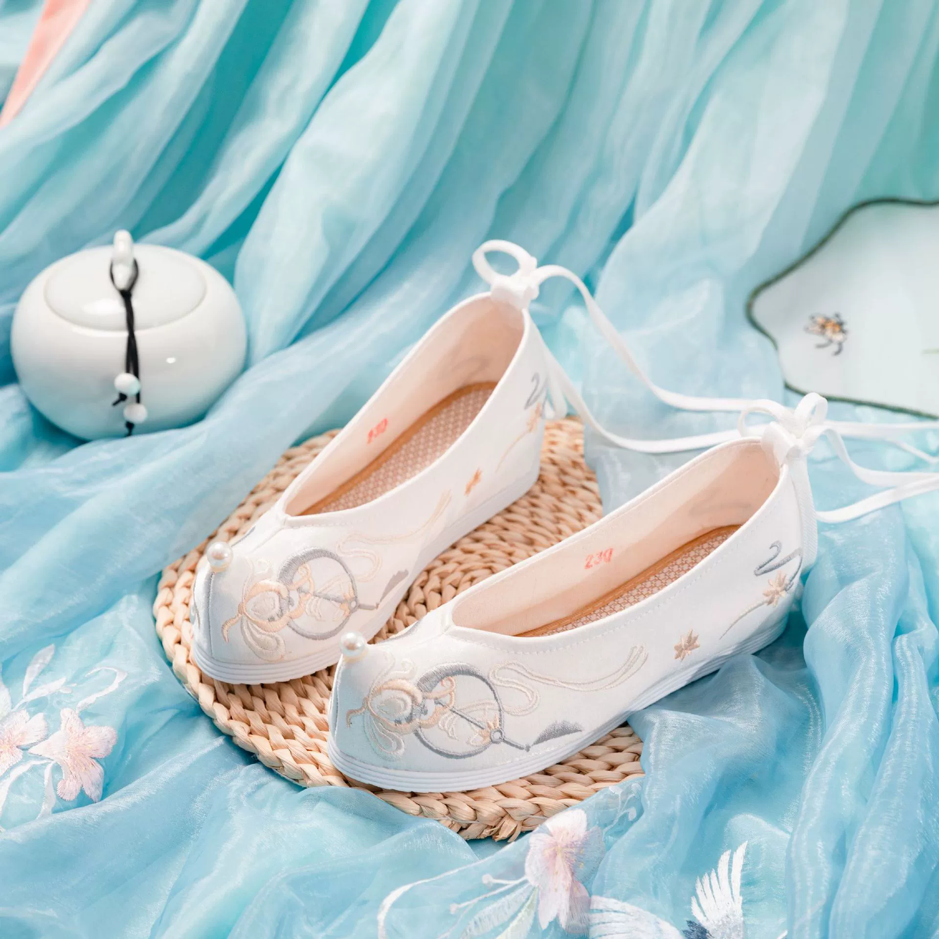 [В погоне за луной] Весна-лето 2021 Новая старинная Китайская одежда с имитацией лазаньи на мягкой подошве и бантами увеличенная женская обувь