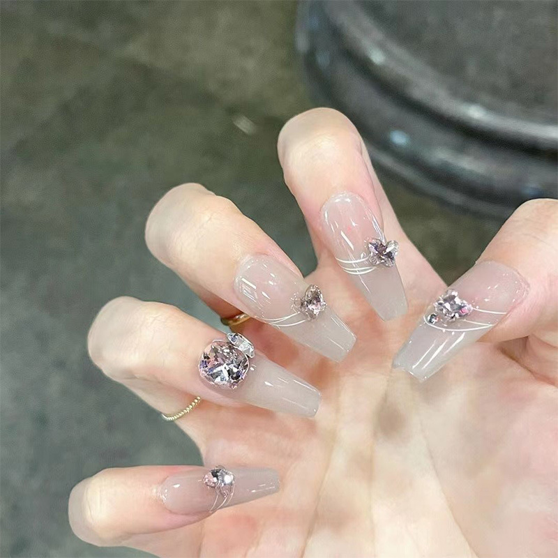 夏の新しいインスタイルウェアラブルネイルピュアデューティーマニキュアパッチホワイトニング取り外し可能なネイルパッチロングとショートスタイルの完成品|undefined