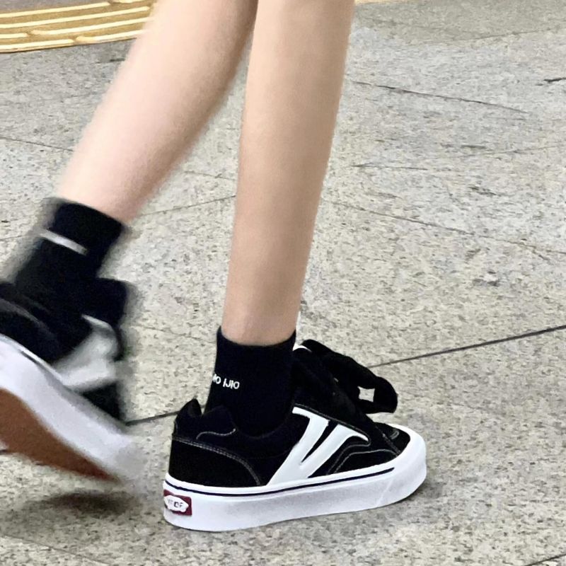 Nuevos zapatos para mujeres japonesas retro 2025 primavera y otoño viento del campus al por mayor zapatos de skate explosión universal zapatos deportivos casuales
