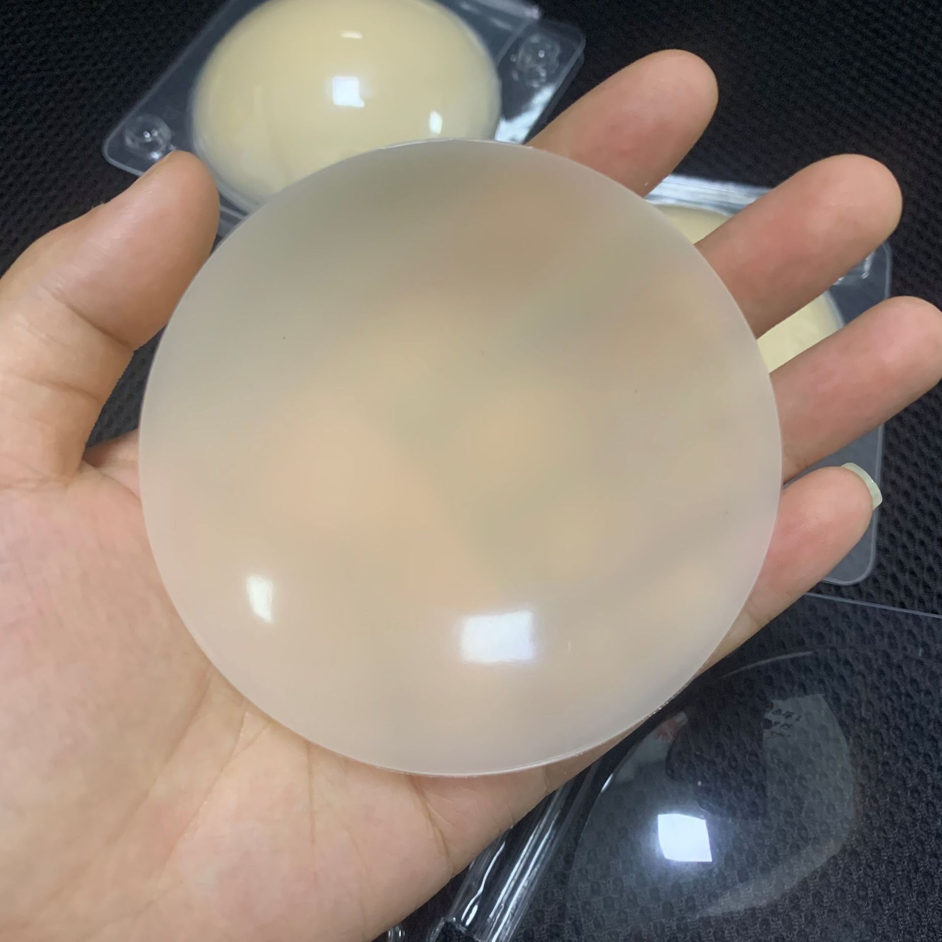 Women's seamless breast patch self-adhesive glue-free ultra-thin invisible breast patch blister silicone anti-exposure small breast patch solid breast patch