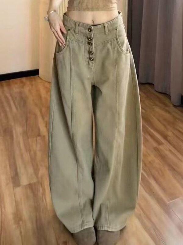 Khaki-colored, wide-leg jeans for women, featuring a single-button design, a loose fit, a slimming effect, and a straight, floor-length cut Khaki-colored, wide-leg jeans for women, featuring a single-button design, a loose fit, a slimming effect, and a straight, floor-length cut