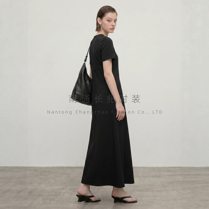 Loose-Fitting Acetate Dress with Round Neck, Short Sleeves, and a Draped Feel, Ultra-Long Minimalist Style, Slimming and Elegant, Suitable for Commuting