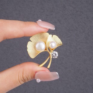 Pearl Ginkgo Leaf Brooch for Women Anti-Exposure Trendy Matte Gold Pin Decorative Jacket Suit Accessory