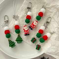 クリスマスシリーズの携帯電話のペンダントが可愛いサンタクロースのカバンに飾られています。