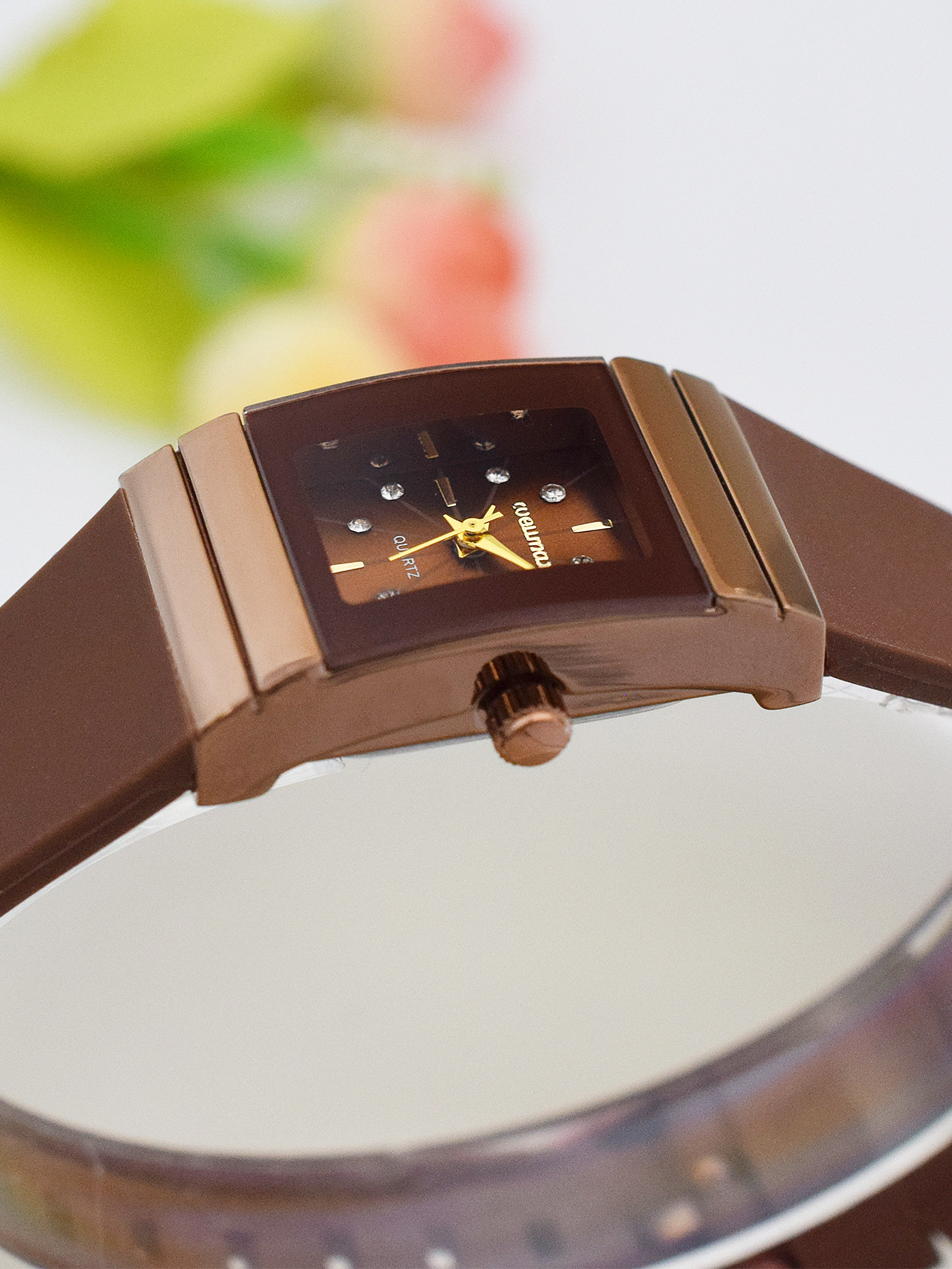 Heiße verkaufende neue kleine quadratische Damenuhr mit Silikonband, modische Damenuhr mit Diamanteinlage, trendige und personalisierte Quarzuhr_voghion.com