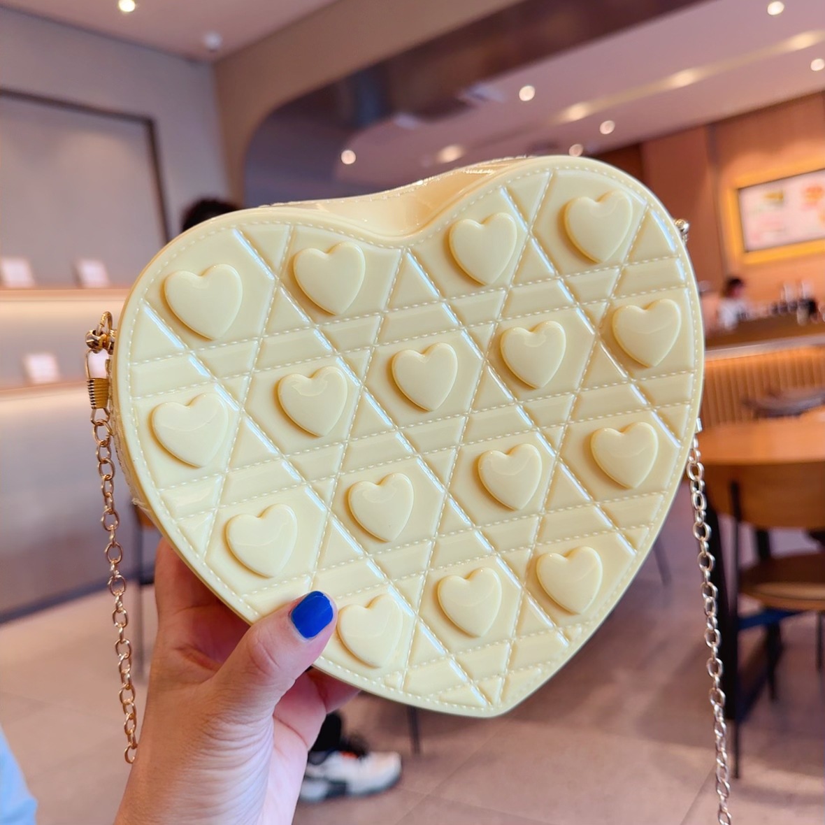 The 2025 new heart-shaped bag is a fashionable and versatile single-shoulder crossbody small bag. It's a cute jelly bag for women in summer undefined
